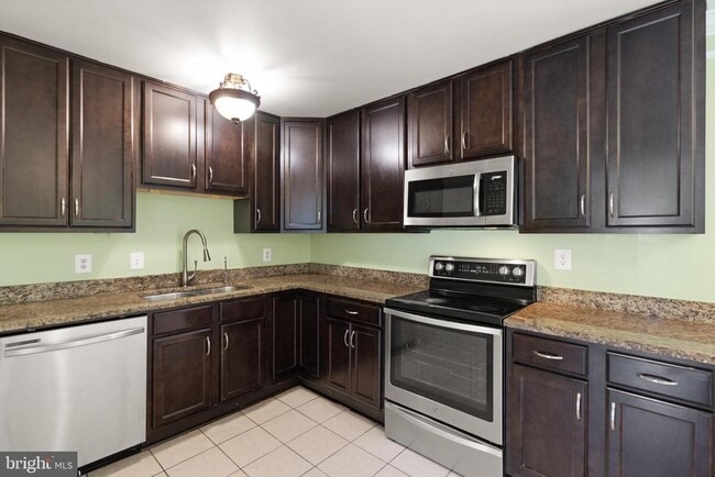 Building Photo - 13730 Marilyn Ct
