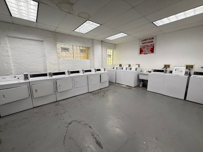 Building Photo - 6930 N Greenview Ave