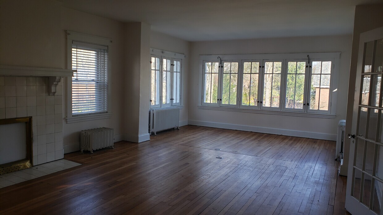 Family room 28x16 - 518 Grove St