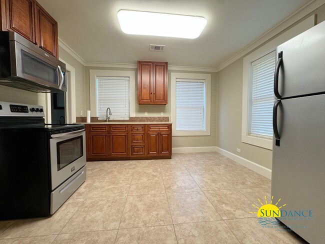 Building Photo - Beautiful 2 Bedroom Home in Mary Esther!