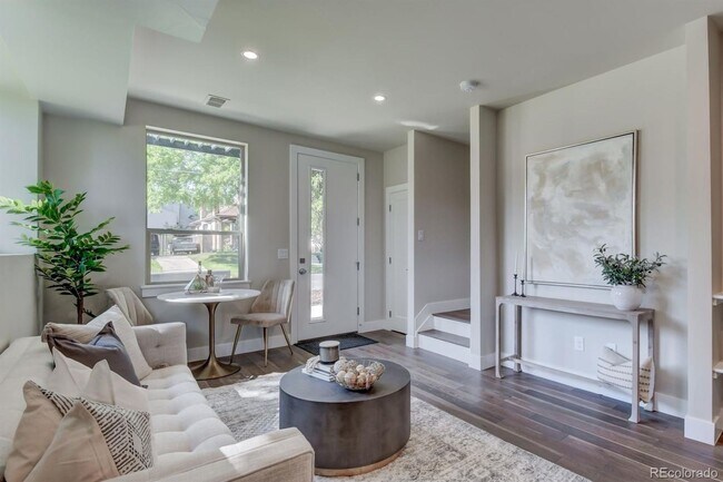 Foto del edificio - Cherry Creek Townhome - 4 Bed, 4 Bath, Detached Garage