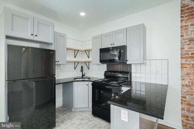 Building Photo - 2124 N Woodstock St