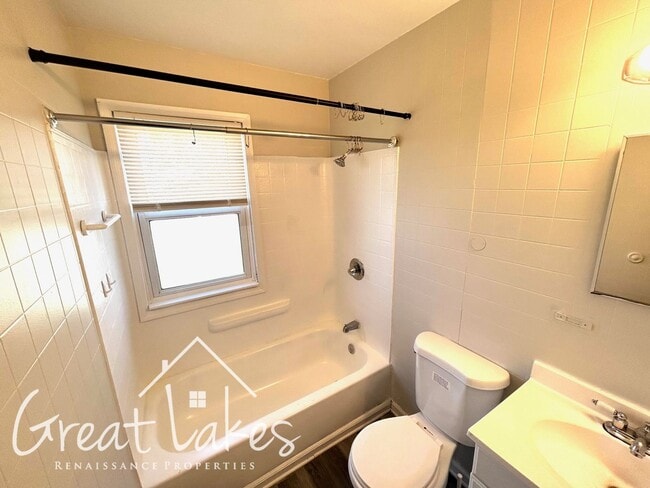 Building Photo - Entirely updated 2 bedroom / 1 bathroom ho...