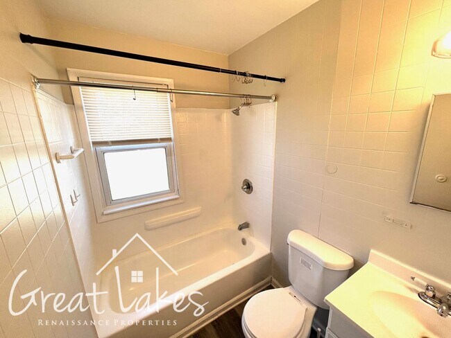 Foto del edificio - Entirely updated 2 bedroom / 1 bathroom ho...