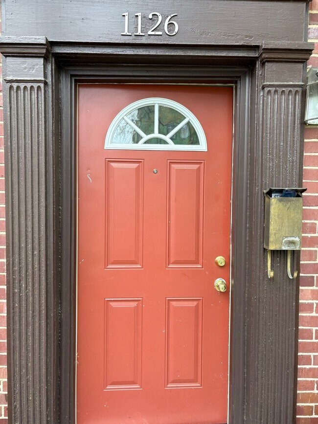 Building Photo - Spacious Townhouse Near Duke and Broad St / Fenced Yd