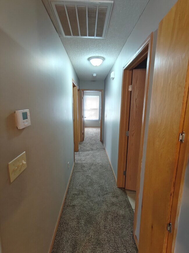 Building Photo - 212 S Queen Cir