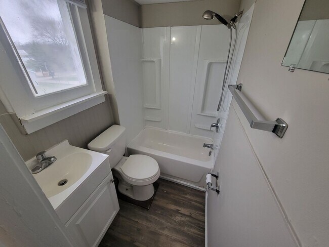 Foto del edificio - 626 Ross Ave 2BR/1BA (Hamilton)