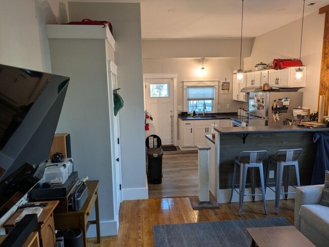 Building Photo - Recently Remodeled 1 Bedroom in Desirable ...