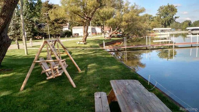 Building Photo - 1127 S Lake Dr