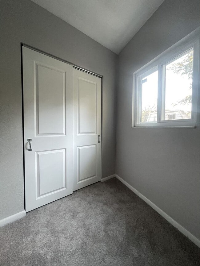 Foto del edificio - 2 Bedroom 1 bath w/laundry and yard