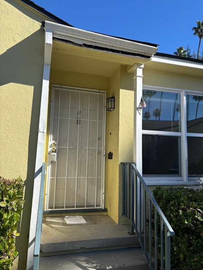 Building Photo - Western, 1151-1153