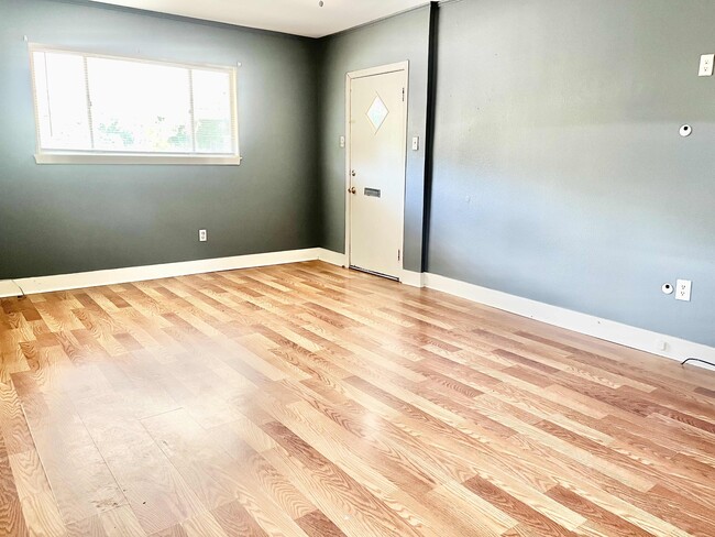 Photo - 2195 Glenmore Ave House