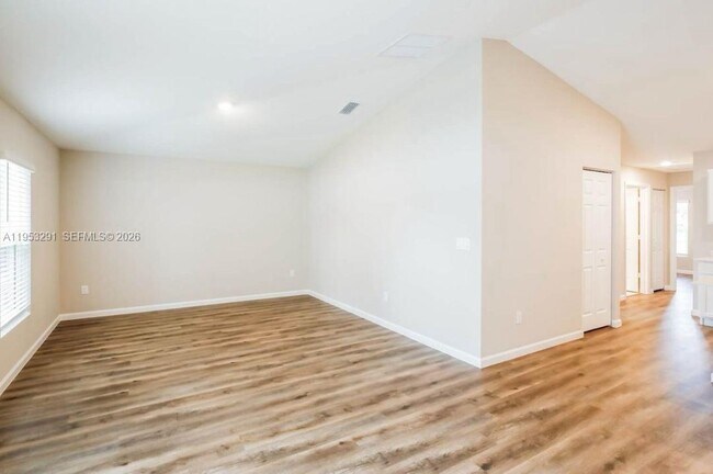 Building Photo - 1702 SW Airoso Blvd