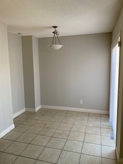 Building Photo - 0 Bed 0 Bath Unit in Calgary, AB