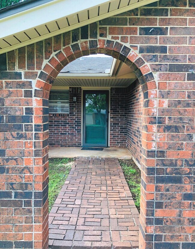 Building Photo - Great Location! Central Edmond!