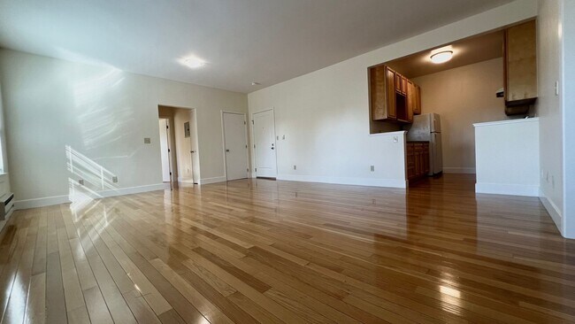 Building Photo - Beautiful Spacious 2 bd/1ba filled with light in Popular Neighborhood – Oakland, Emeryville, and ...