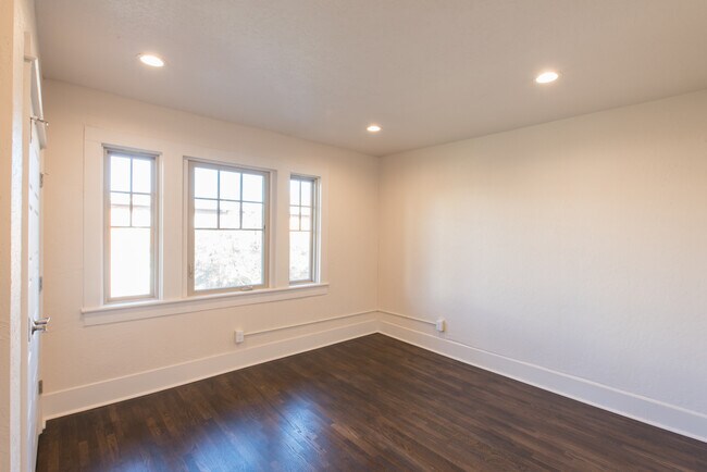 Sala de estar - 812 E 12th Ave