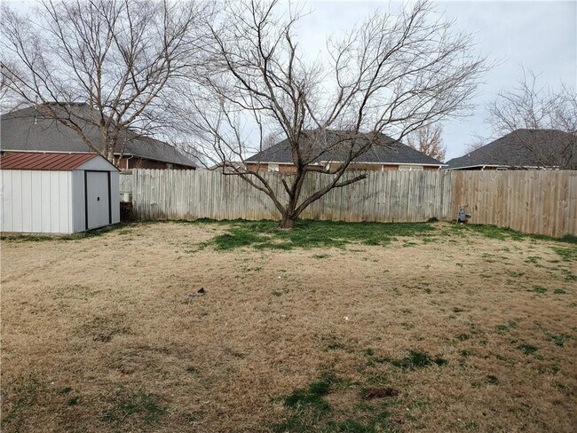 Foto del edificio - 6113 W Pleasant Dr