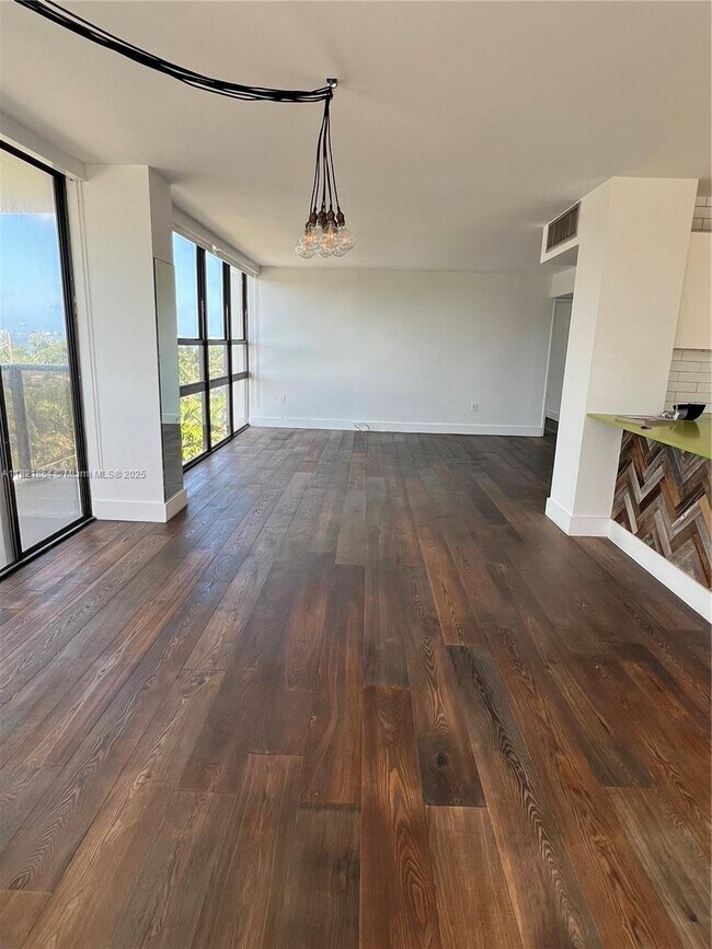 Foto del edificio - 600 NE 36th St