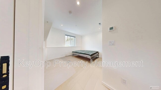Building Photo - 466 Country Club Dr