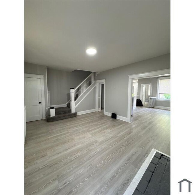 Building Photo - 3 Bedroom Complete Rehab