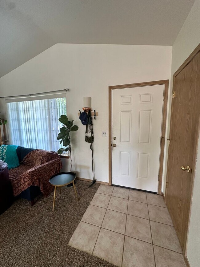 Foto del edificio - Charming 3-Bedroom Home with Open Layout &...