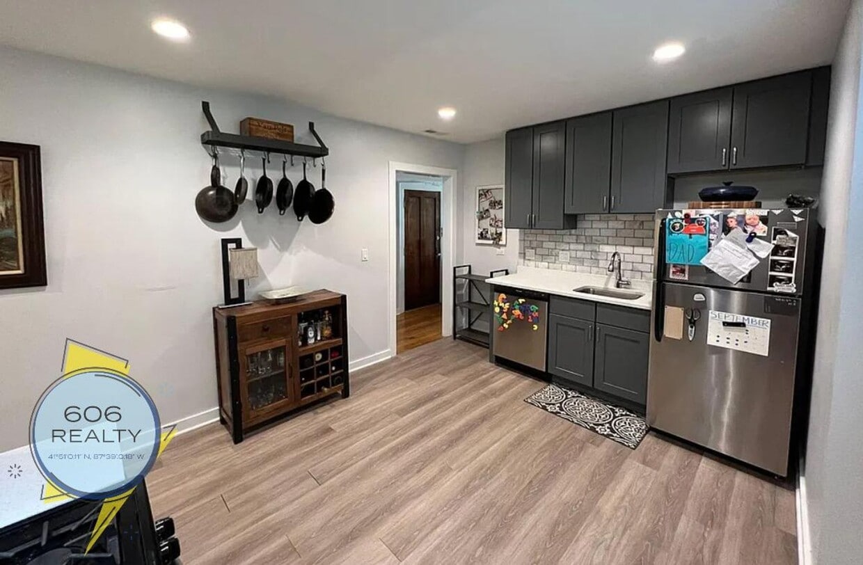 Primary Photo - Jefferson Park Apt!