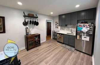 Building Photo - 5108 W Sunnyside Ave