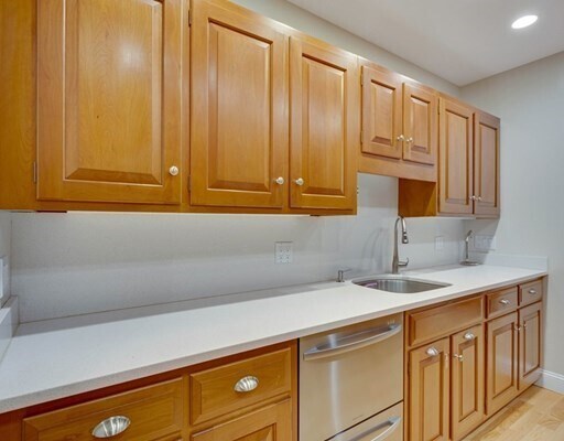 Foto del edificio - 100 Keyes Rd