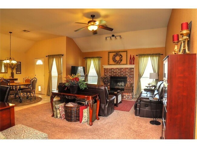 Building Photo - 1717 Fox Fire Dr