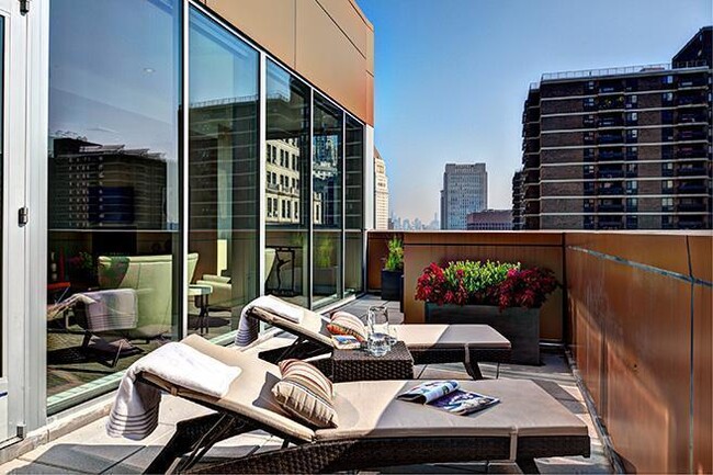 Building Photo - *NO FEE* NATURAL LIGHT POURING IN UNIT--TO...