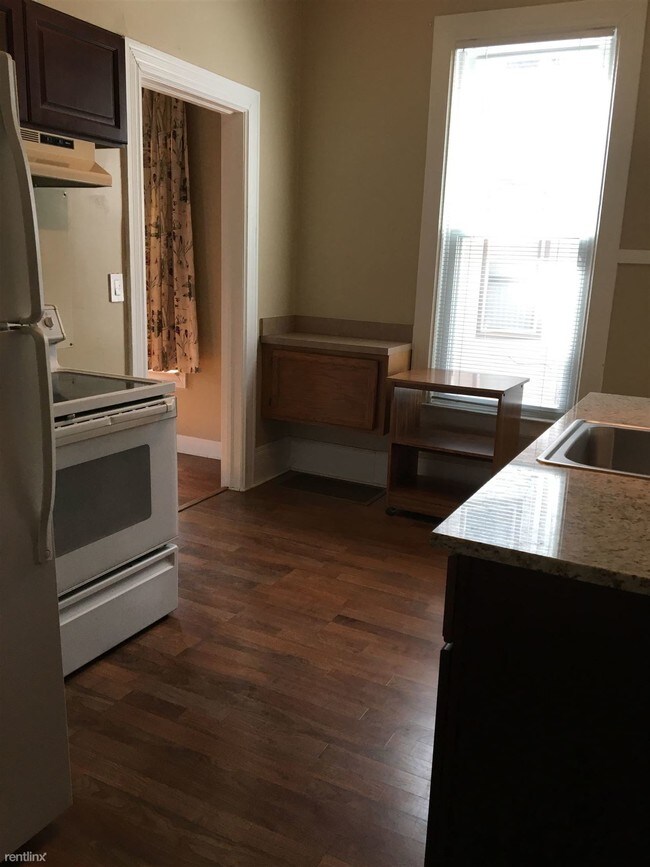 Building Photo - 2 br, 1 bath Duplex - 121 College Pl Duplex