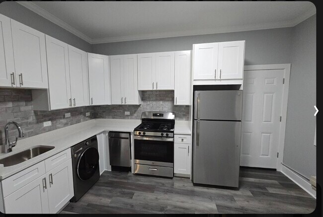 Building Photo - 923 W Waveland Ave