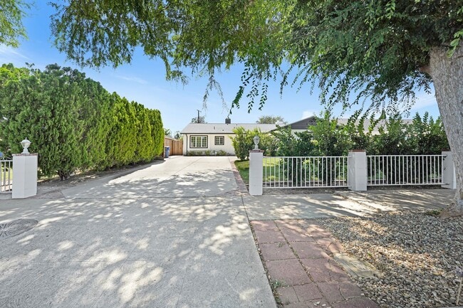 Foto del edificio - Beautifully Re-Modeled Single Family Home in Canoga Park