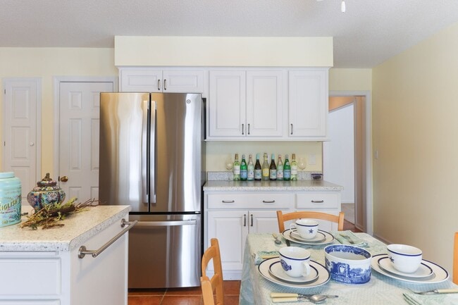 Foto del edificio - Bright 3BR/2BA Home in Quiet, Desirable Neighborhood with Garage!