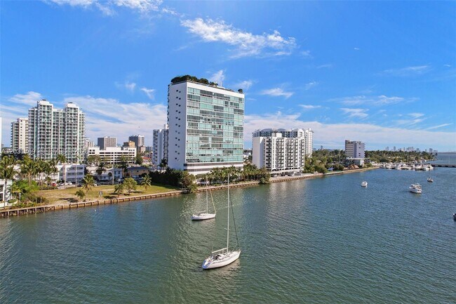 Foto del edificio - 7934 West Dr