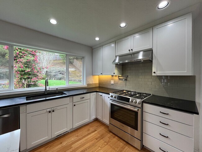 Foto del edificio - Incredible Sexton Mountain/Murray Hills 4 bed, 3 bath Home! + HUGE BONUS ROOM! Fenced Yard, updat...