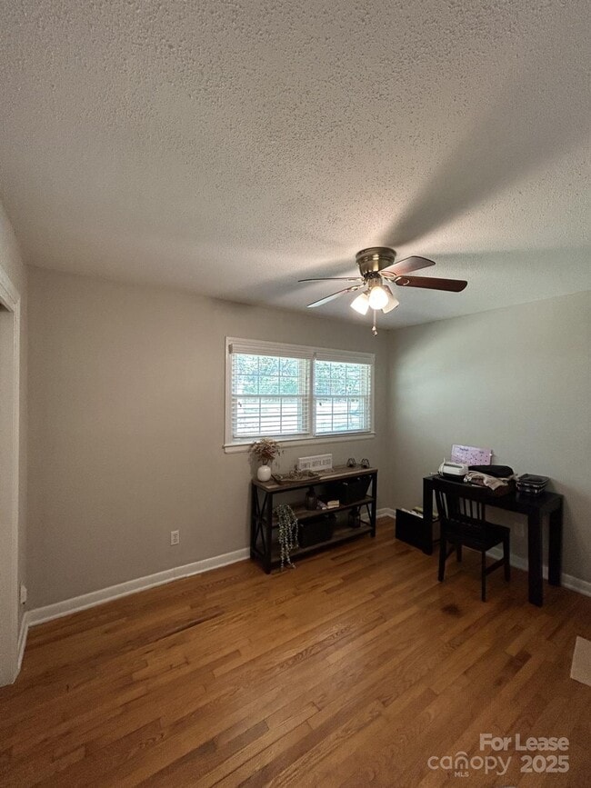 Foto del edificio - 6317 Morehead Rd