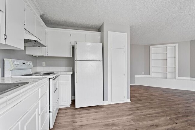 Building Photo - Great 2 bed 1 bath Ready Now! pets OK!!