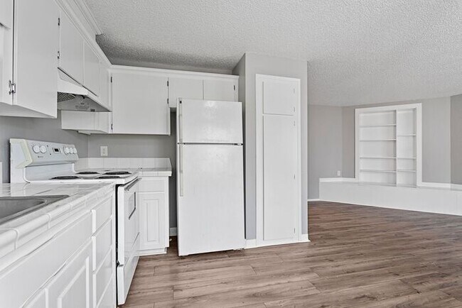 Foto del edificio - Great 2 bed 1 bath Ready Now! pets OK!!