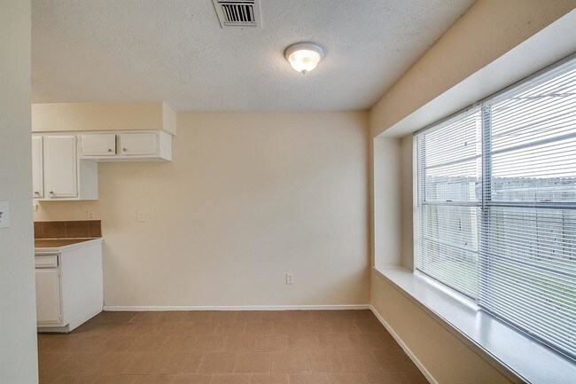 Building Photo - 6630 Indian Lake Dr