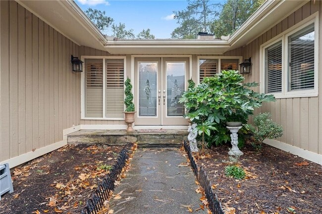 Building Photo - 4040 Summit Dr