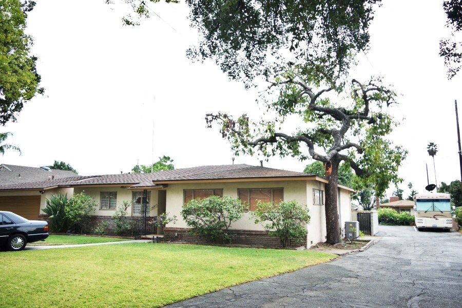 Primary Photo - Broadway Apartments
