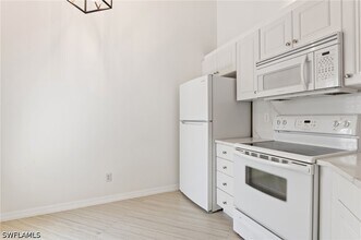 Building Photo - 12081 Summergate Cir