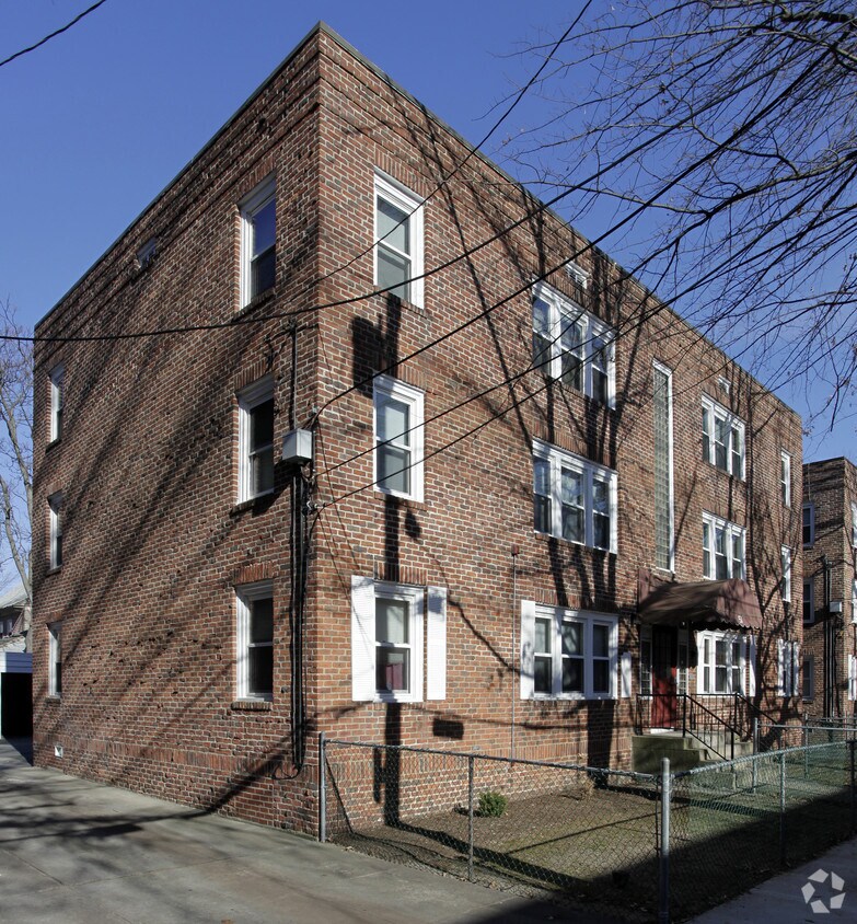 Primary Photo - 35-51 Thackeray St