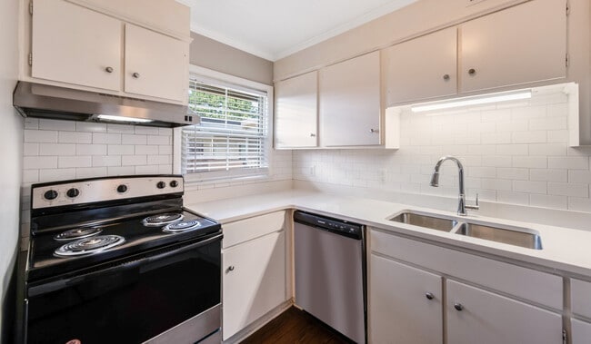 Building Photo - Courtyard on Main