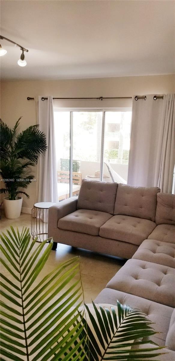 Foto del edificio - 6886 N Kendall Dr