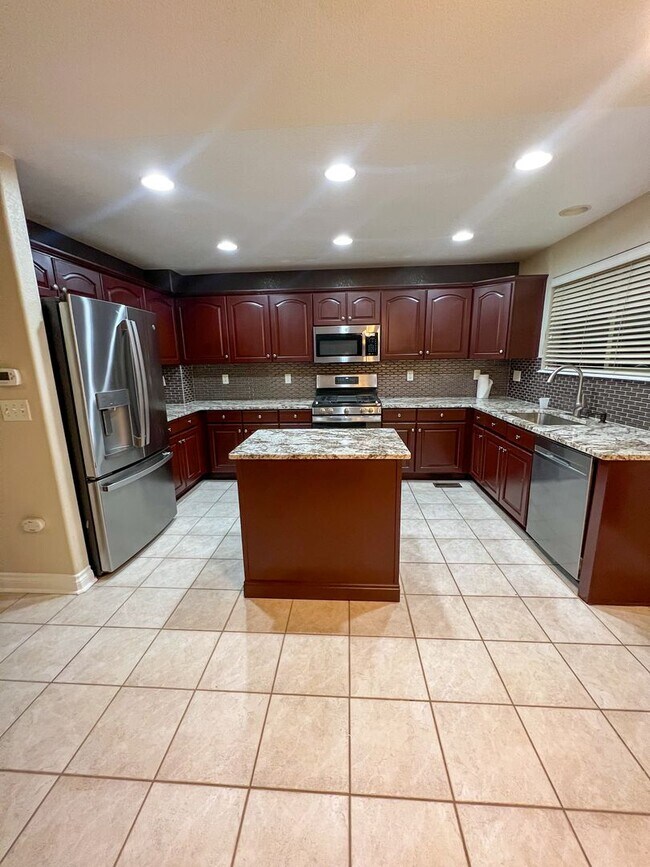 Building Photo - Thornton BIG OPEN home Living