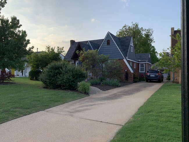 Lush landscaping with shade in back - 3425 NW 21st St