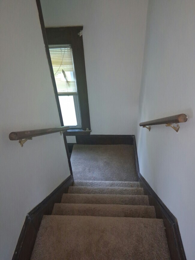 Building Photo - 1340 E 93